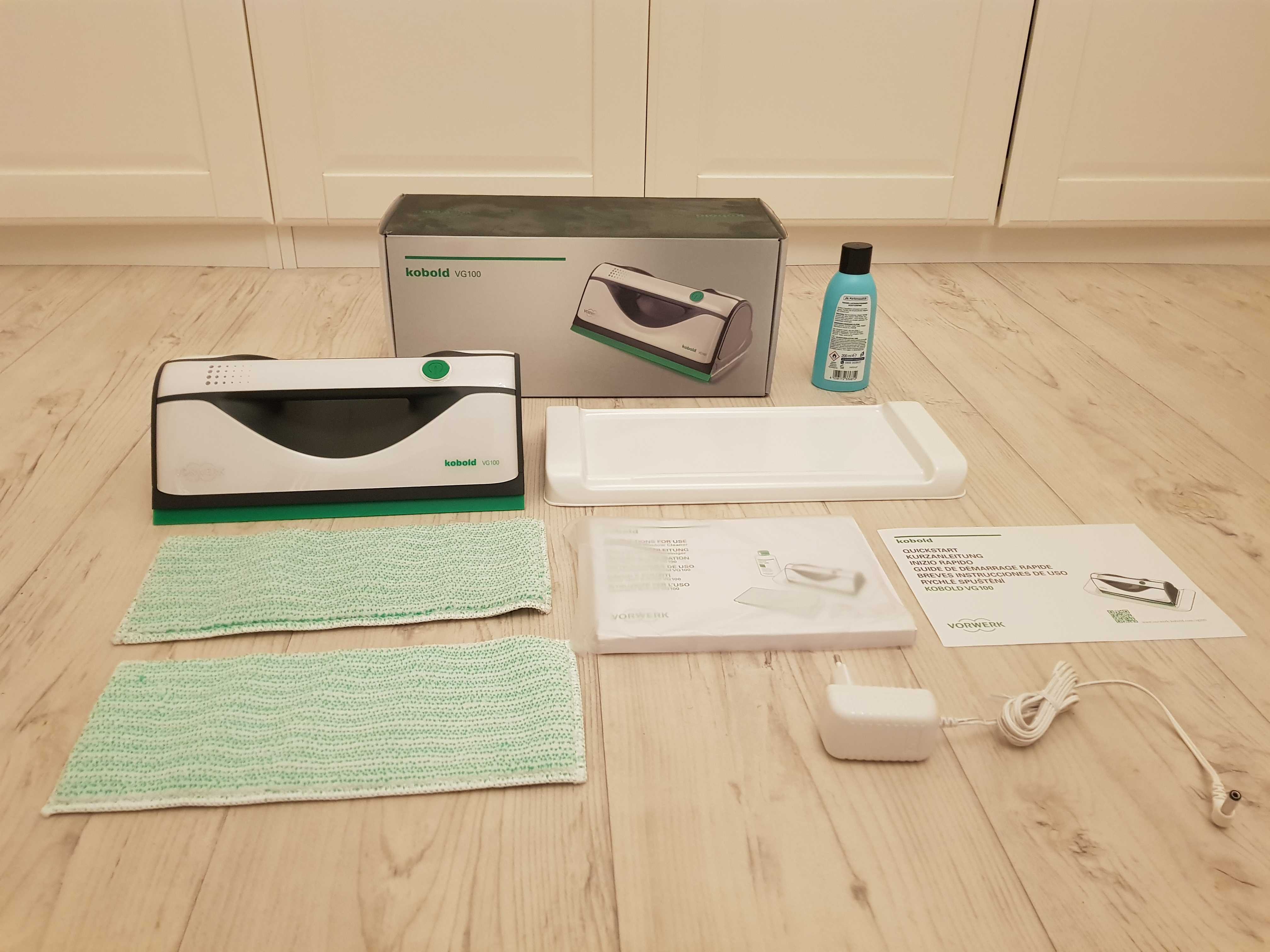 Man sieht den Lieferumfang des Vorwerk Kobold VG100.